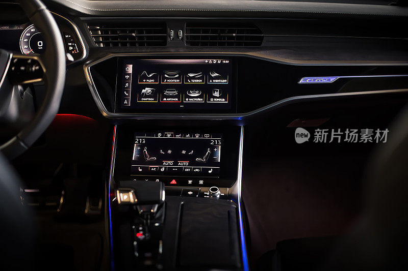 高级轿车奥迪A7跑车超新星GT 1的内部。黑色真皮座椅和仪表盘，led显示屏和触控板。气候控制和移位器